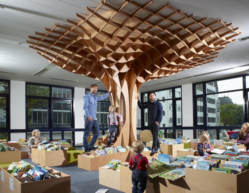 Furniture start-ups experience a record year Bauen auf Holz: form.bar-Gründer Nikolas Feth und Alessandro Quaranta. Foto: form.bar/Bäbel Schmidt