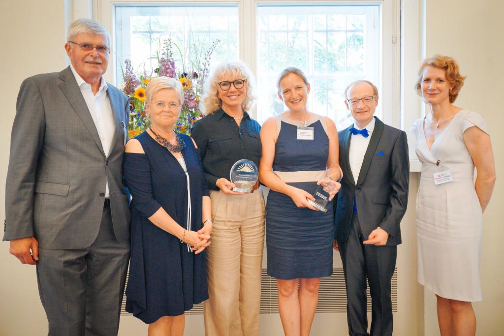 Zwölf Investorinnen, kein Mann Eine der Top-Investorinnen Deutschlands ist Andrea Kranzer (4.v.l.), hier bei der Preisverleihung zum „Business Angel des Jahres 2019\