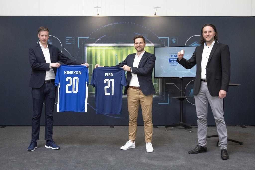 The measurement of football Der Head of Football Research der FIFA, Nicolas Evans (l.), mit den Kinexon-Gründern Maximilian Schmidt (m.) und Oliver Trinchera (r.). (Foto: Kinexon)