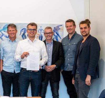 „Im ersten Jahr planen wir mit 1000 Hoppern“ Das Hopper-Führungsteam um Georg Schieren (ganz rechts) mit Investoren. (Foto: Hopper Mobility)