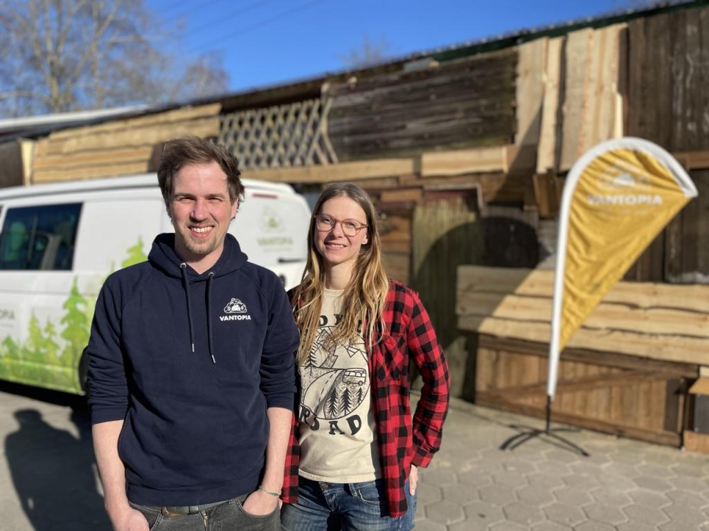 Welche Marktlücken Camping-Start-ups nutzen können Bastian Gembler und seine Freundin Larissa Peters haben Vantopia Ende 2018 gegründet. (Foto: Vantopia)