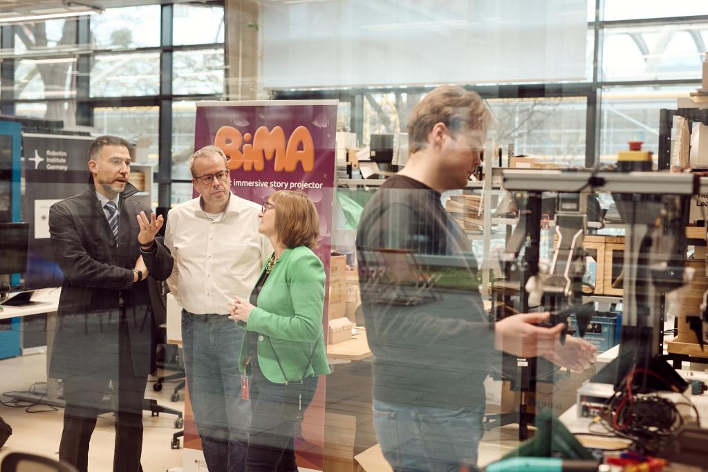 Bayerisches Wirtschaftsministerium und NEURA Robotics investieren in robo.innovate