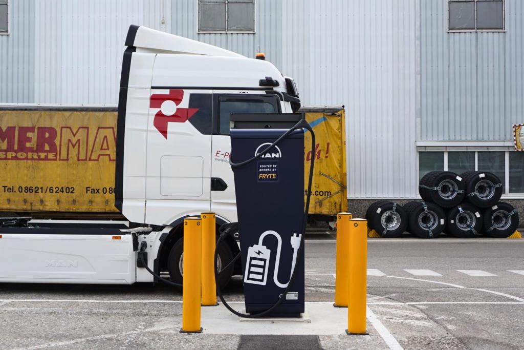 FRYTE, TRATON und MAN testen reservierbare Ladeinfrastruktur für E-Lkw