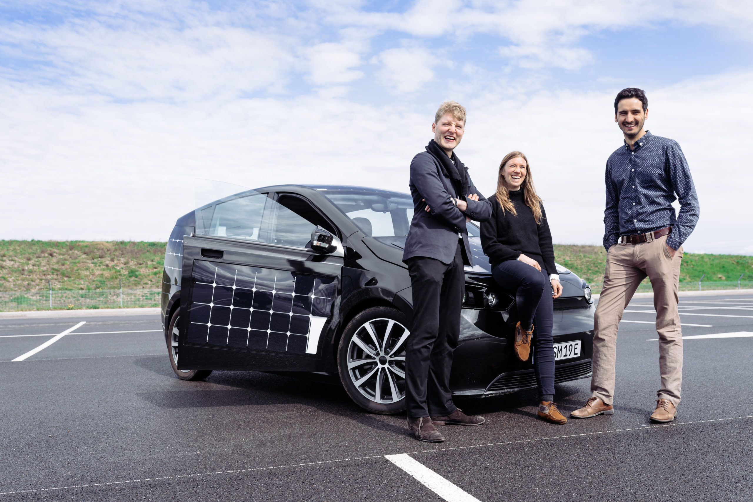 Das deutsche Solar-Auto entkräftet das Hauptargument der Elektro-Gegner