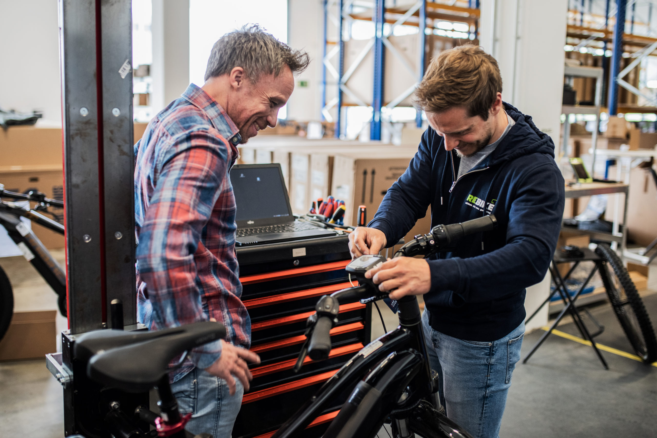 Nachhaltig Elektro-Rad fahren: Wie zwei Gründer aus München das Abo-Geschäft mit E-Bikes neu aufziehen